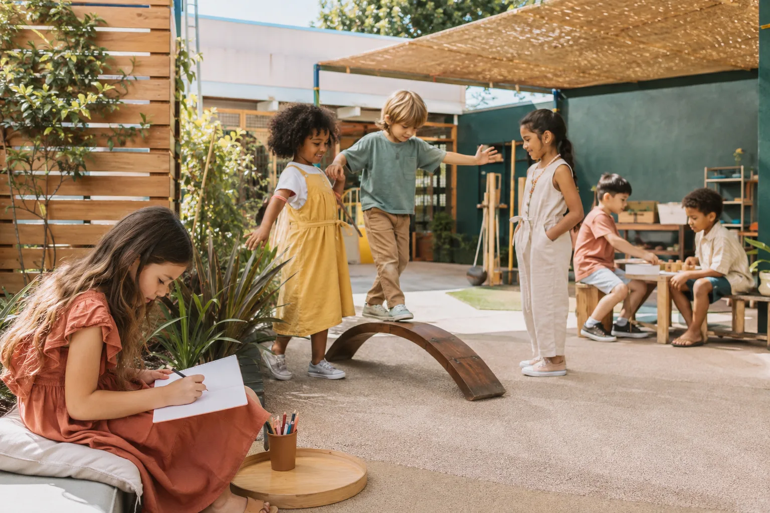 Niños diversos compartiendo actividades en un patio escolar acogedor